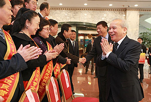 綠之韻集團(tuán)被全國工商聯(lián)、人力資源社會保障部、全國總工會聯(lián)合授予“全國就業(yè)與社會保障先進(jìn)民營企業(yè)”稱號