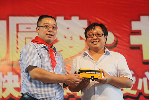 校車傳愛，書香助學——綠之韻快樂校車、愛心圖書捐贈安化山區(qū)孩子