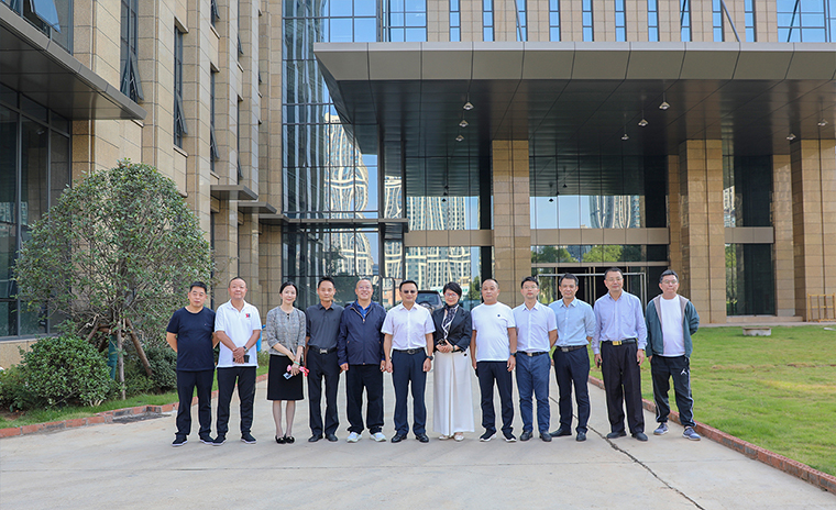 中共長(zhǎng)沙市雨花區(qū)委常委、紀(jì)委書(shū)記鐘孝明一行蒞臨綠之韻中心調(diào)研指導(dǎo)